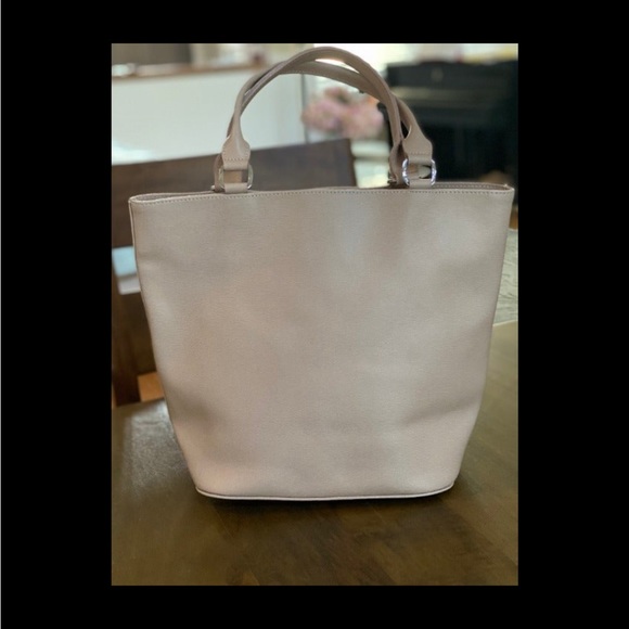 Authentic Longchamp leather shoulder bag/tote in a light blush/tan color. - Picture 2 of 12
